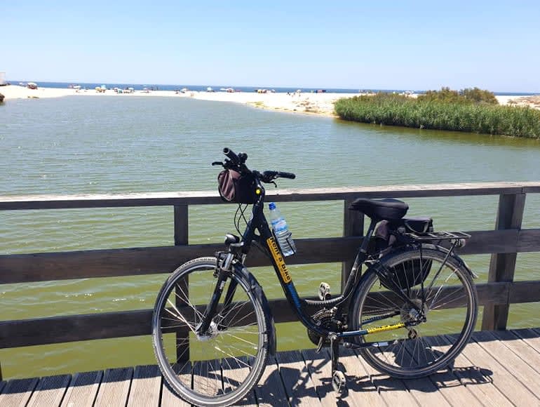 Breve pausa in bicicletta sulla spiaggia, in bicicletta primaverile, in bicicletta sulla costa dell'Algarve